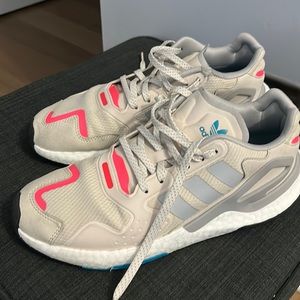 Women’s adidas ultra boost sneakers grey with hot pink accents size 9.5